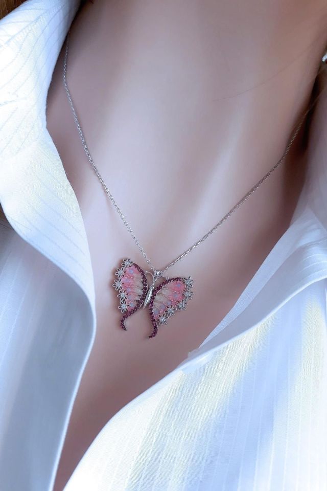 Bahar Kelebek Kolyesi – Pembe Mineli, Çiçek Motifli, 925 Ayar Gümüş
