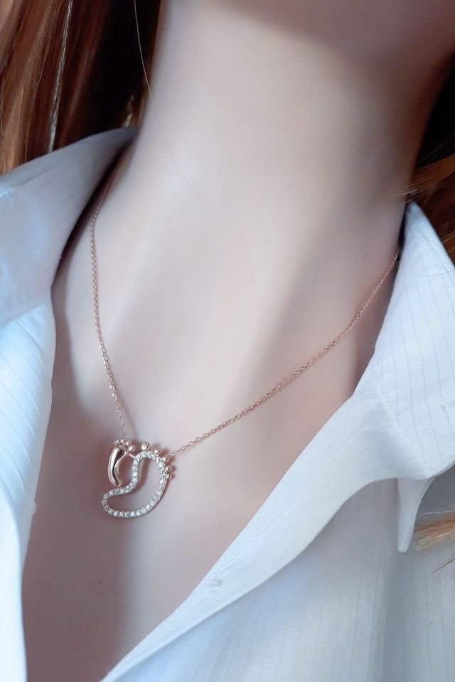 Rose Gold Kaplamalı Anne ve Bebek Ayak İzi Figürlü Gümüş Kolye