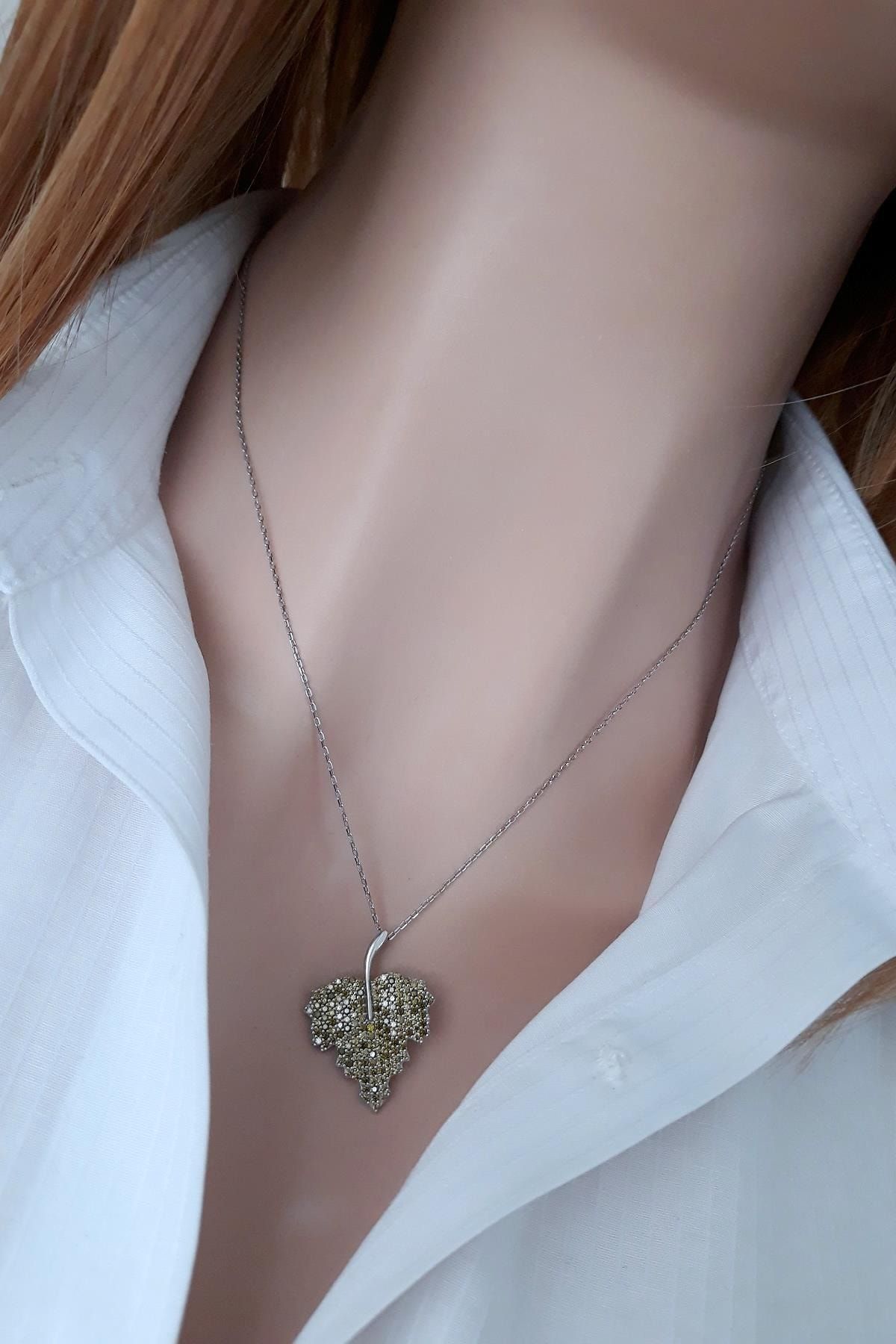 Yağ Yeşili Taşlı Gümüş Asma Yaprağı Kolye – Rodyum Kaplama
