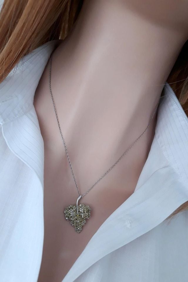 Yağ Yeşili Taşlı Gümüş Asma Yaprağı Kolye – Rodyum Kaplama