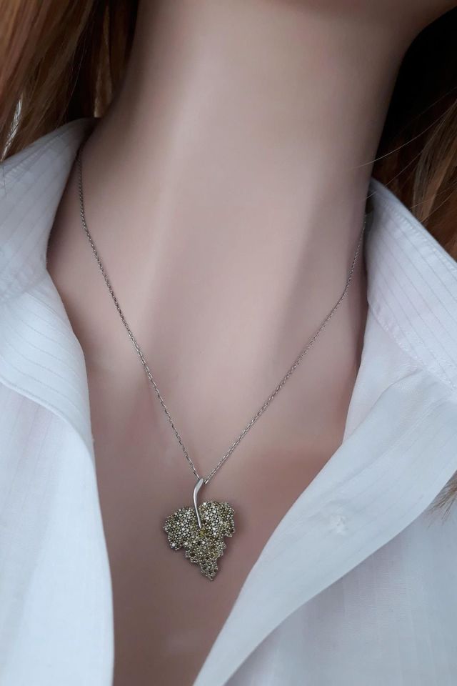 Yağ Yeşili Taşlı Gümüş Asma Yaprağı Kolye – Rodyum Kaplama