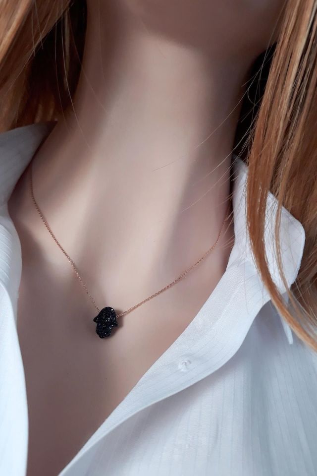 Siyah Pırıltılı Reçine Taşlı El Yapımı Fatma Eli Kolye – 925 Ayar Gümüş (Rose Gold Kaplama)