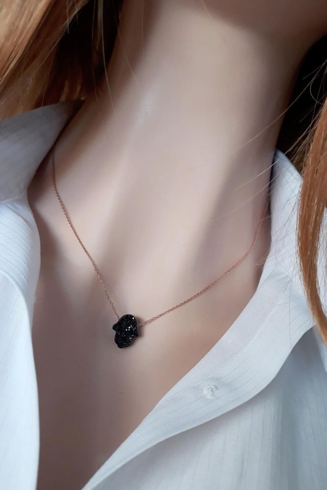 Siyah Pırıltılı Reçine Taşlı El Yapımı Fatma Eli Kolye – 925 Ayar Gümüş (Rose Gold Kaplama)