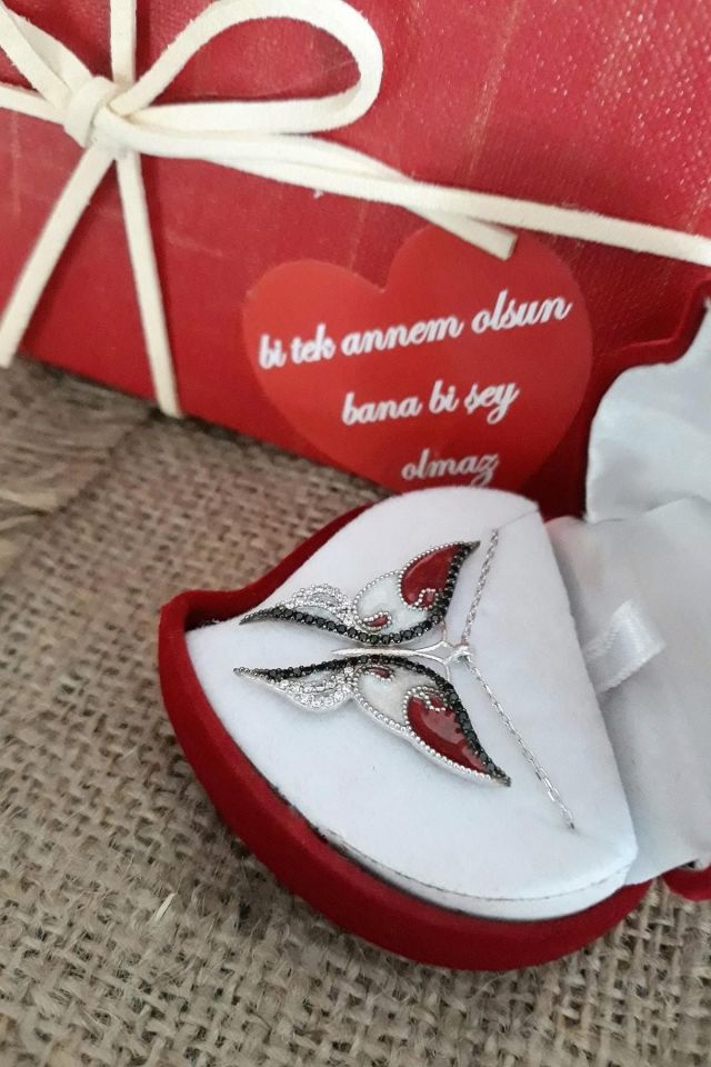 Anneme Özel Hediye Seti – Güneşin Kızı Kelebek Kolye & Melek Figür