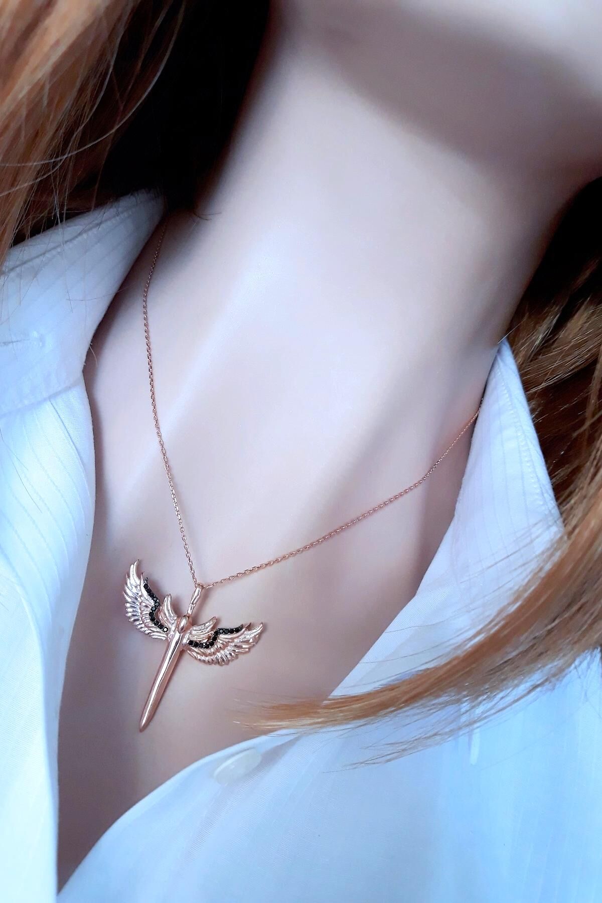 Kanatlı Melek Figürlü Kolye – 925 Ayar Rose Gold Kaplama Gümüş