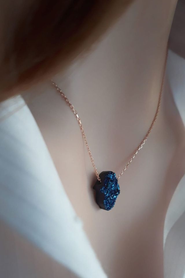 Lacivert Pırıltılı Reçine Taşlı El Yapımı Fatma Eli Kolye – 925 Ayar Gümüş (Rose Gold Kaplama)