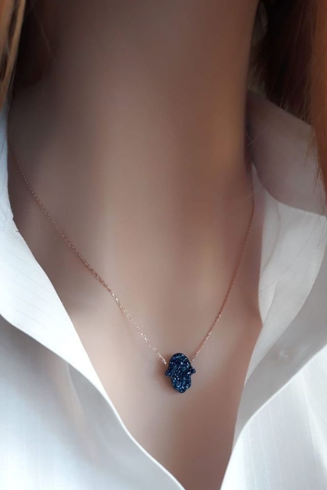 Lacivert Pırıltılı Reçine Taşlı El Yapımı Fatma Eli Kolye – 925 Ayar Gümüş (Rose Gold Kaplama)