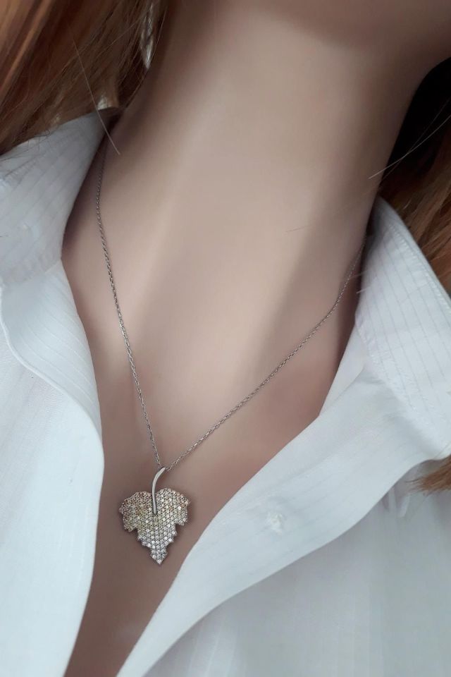 Güz Rengi Geçişli Taşlı Gümüş Asma Yaprağı Kolye – Rodyum Kaplama